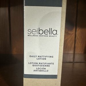 Sei Bella Charcoal & Flower Daily Mattifying Lotion